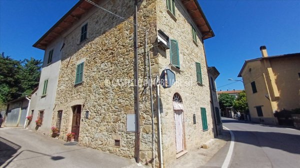 casa indipendente in vendita a Cetona in zona Piazze