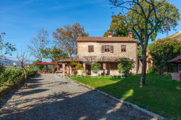 casale in vendita a Cetona