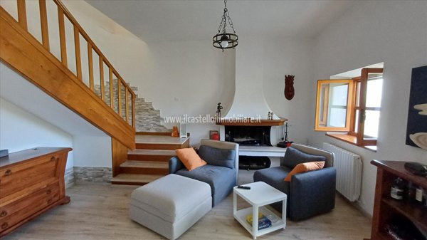 casa indipendente in vendita a Cetona in zona Piazze