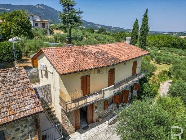 casale in vendita a Cetona in zona Piazze