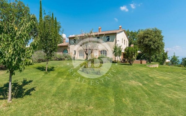 casa indipendente in vendita a Cetona in zona Piazze