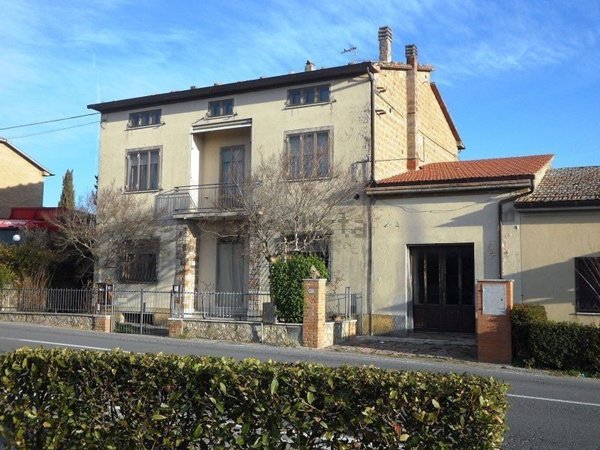 casa indipendente in vendita a Cetona in zona Piazze