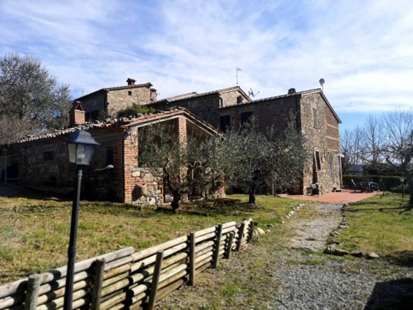 casa indipendente in vendita a Cetona in zona Piazze