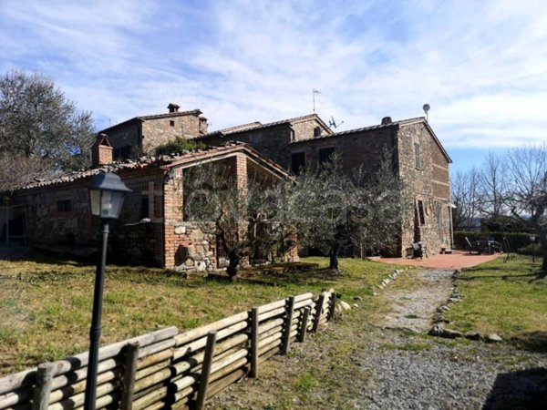 casa indipendente in vendita a Cetona in zona Piazze