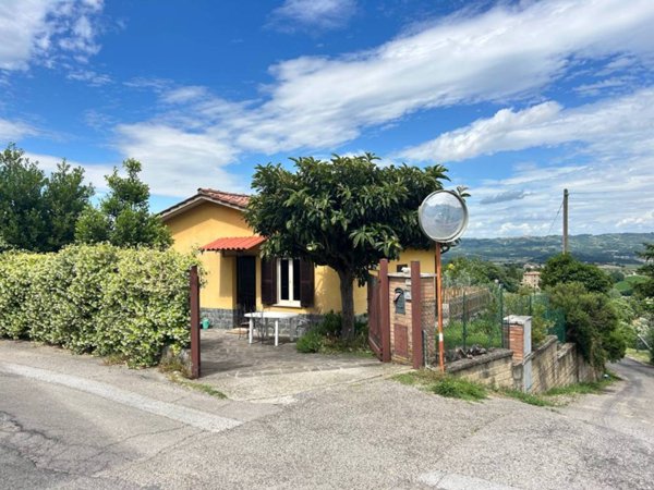 casa indipendente in vendita a Cetona in zona Piazze