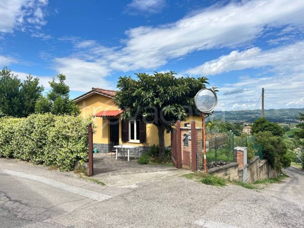 casa indipendente in vendita a Cetona in zona Piazze