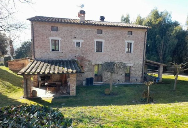 casa indipendente in vendita a Cetona in zona Piazze