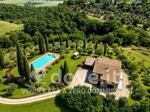 casa indipendente in vendita a Cetona in zona Piazze