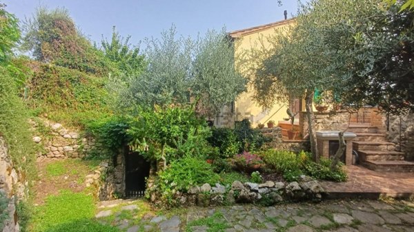 intera palazzina in vendita a Cetona in zona Piazze