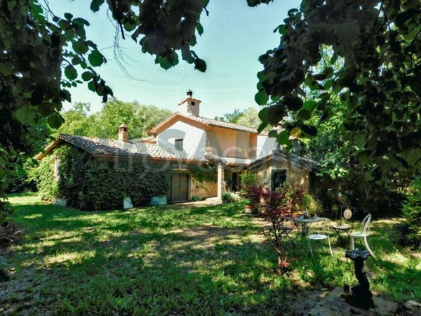 casa indipendente in vendita a Chiusdino in zona Fròsini