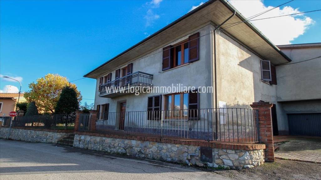 casa indipendente in vendita a Chiusi in zona Montallese