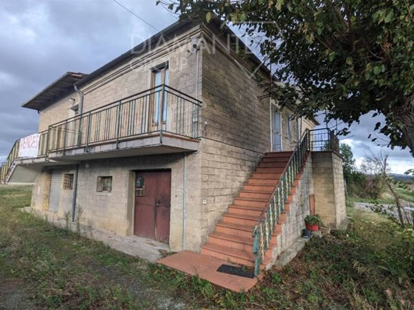 casa indipendente in vendita a Chiusi in zona Chiusi Scalo