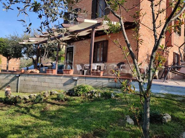 casa indipendente in vendita a Chiusi
