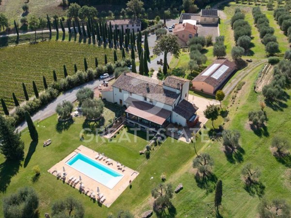 casa indipendente in vendita a Chiusi in zona Querce al Pino