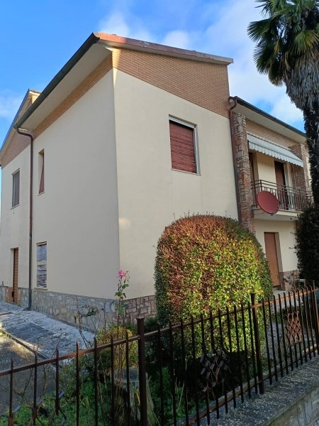 casa indipendente in vendita a Chiusi