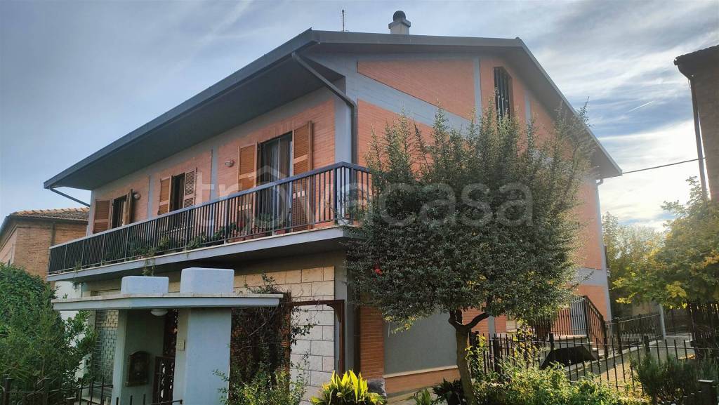 casa indipendente in vendita a Chiusi in zona Montallese
