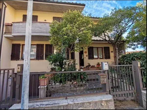 casa indipendente in vendita a Chiusi in zona Chiusi Scalo