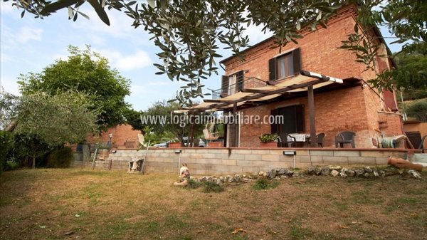 casa indipendente in vendita a Chiusi
