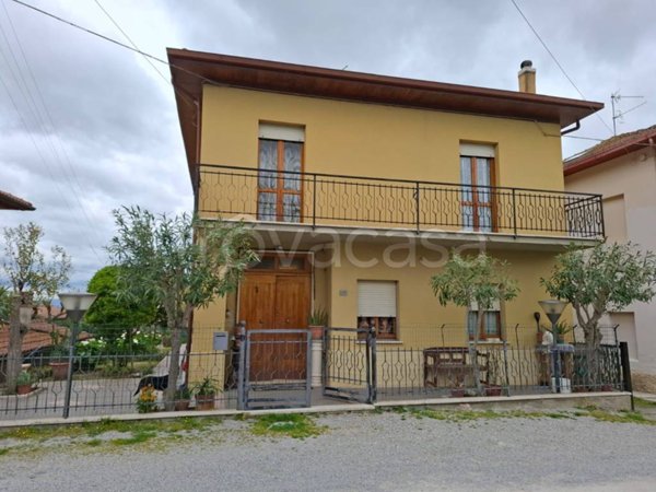 casa indipendente in vendita a Chiusi in zona Macciano