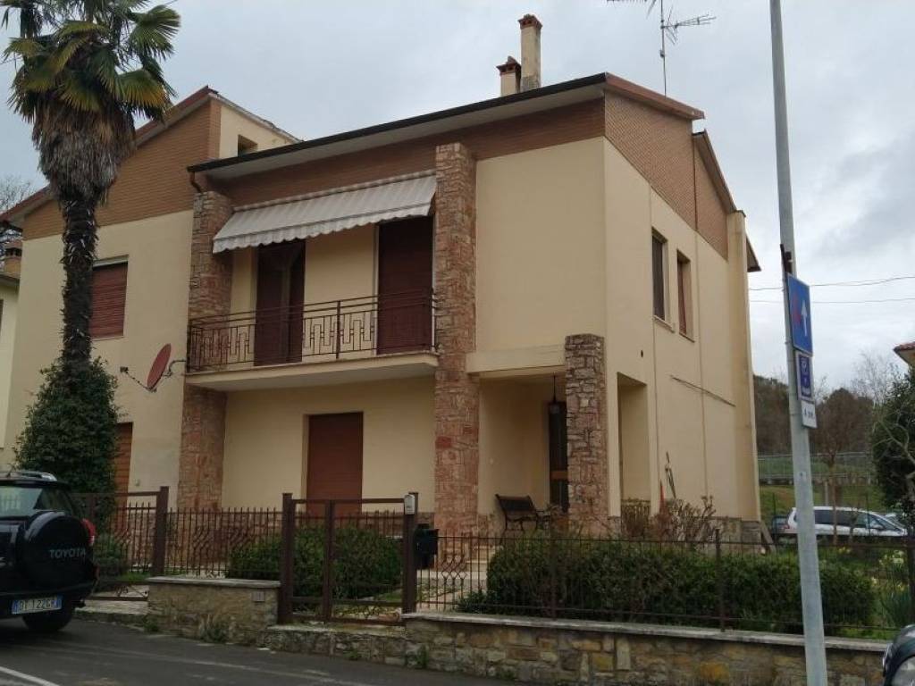 casa indipendente in vendita a Chiusi