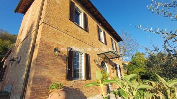 casa indipendente in vendita a Chiusi
