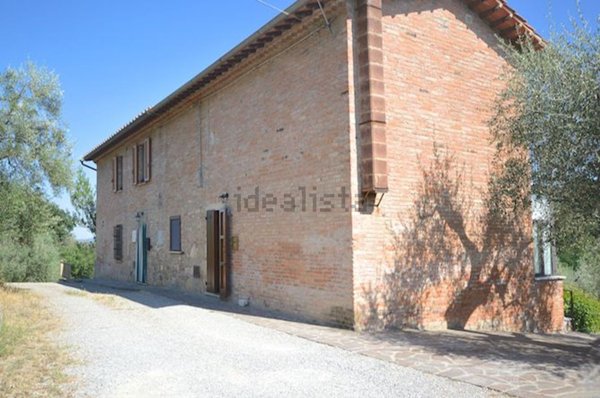 casa indipendente in vendita a Chiusi