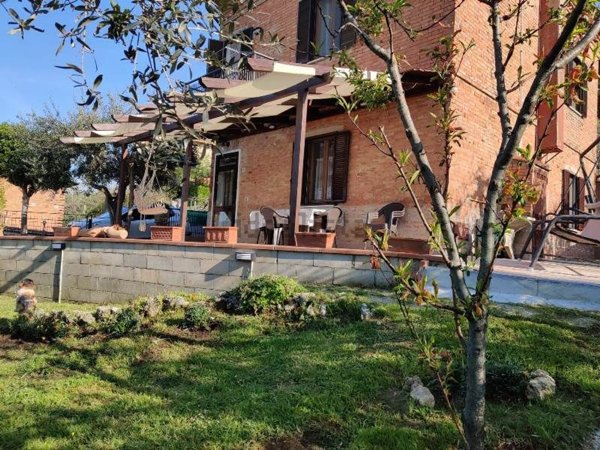 casa indipendente in vendita a Chiusi