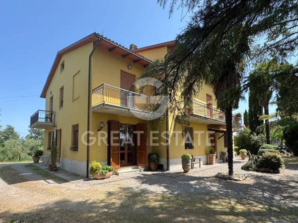 casa indipendente in vendita a Chiusi