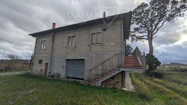 casa indipendente in vendita a Chiusi in zona Chiusi Scalo