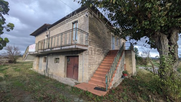 casa indipendente in vendita a Chiusi in zona Chiusi Scalo