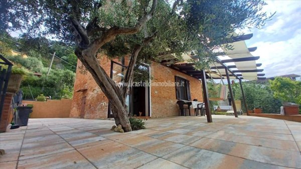 casa indipendente in vendita a Chiusi