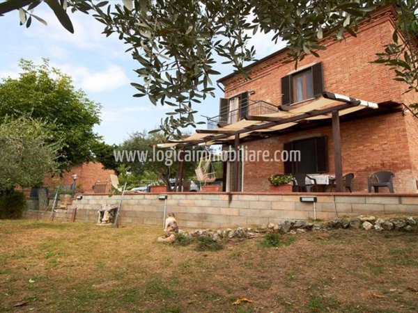 casa indipendente in vendita a Chiusi