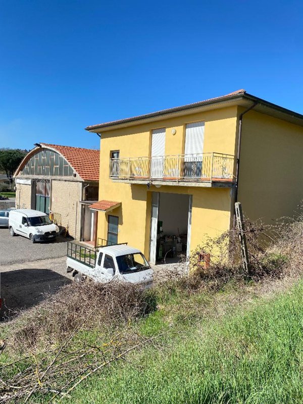 locale commerciale in vendita a Chiusi in zona Chiusi Scalo