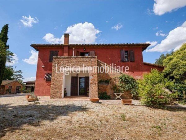 casa indipendente in vendita a Chiusi in zona Montallese