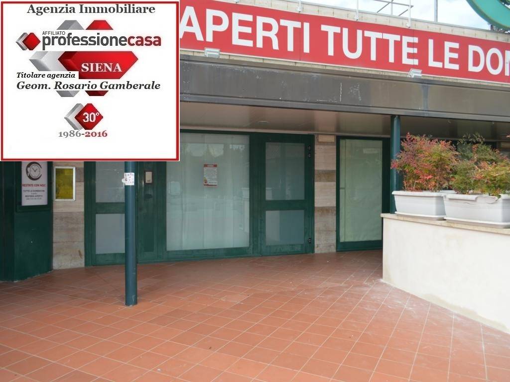 negozio in vendita a Chiusi in zona Querce al Pino