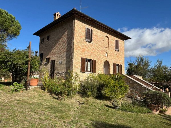 casa indipendente in vendita a Chiusi