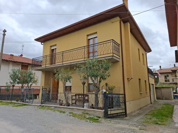 casa indipendente in vendita a Chiusi in zona Macciano