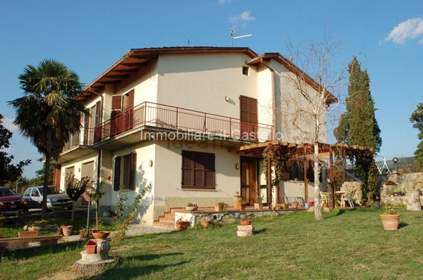 casa indipendente in vendita a Chiusi