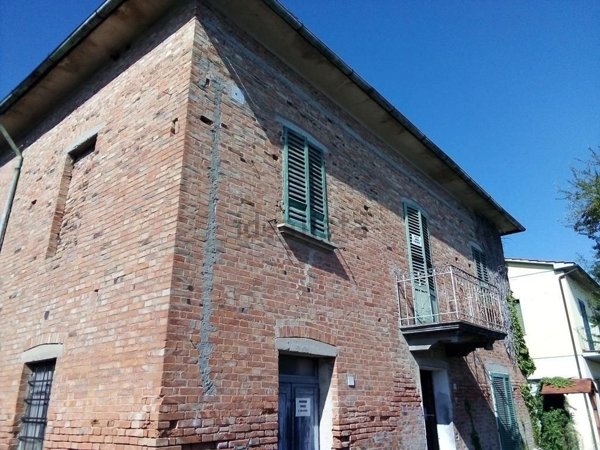 casa indipendente in vendita a Chiusi in zona Montallese