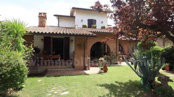 casa indipendente in vendita a Chiusi in zona Macciano