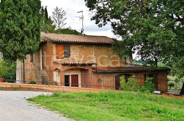 casa indipendente in vendita a Chiusi in zona Macciano