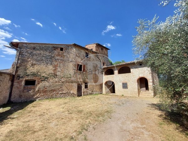 locale di sgombero in vendita a Colle di Val d'Elsa in zona Le grazie