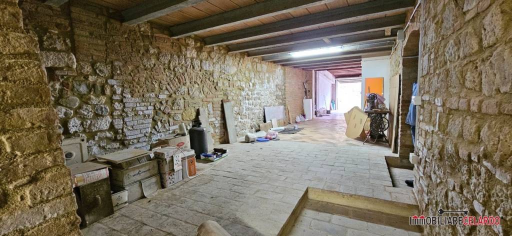 locale di sgombero in vendita a Colle di Val d'Elsa