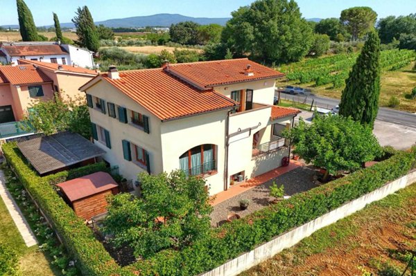 casa indipendente a Colle di Val d'Elsa in zona Cappuccini / Pian Del Casone