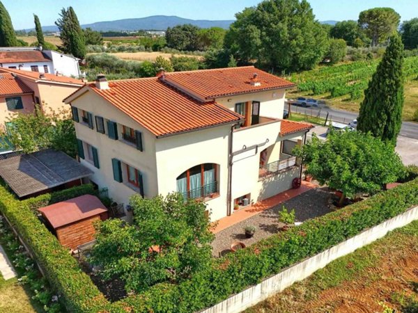 casa indipendente a Colle di Val d'Elsa in zona Cappuccini / Pian Del Casone