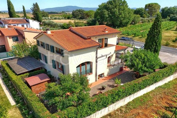 casa indipendente a Colle di Val d'Elsa in zona Cappuccini / Pian Del Casone