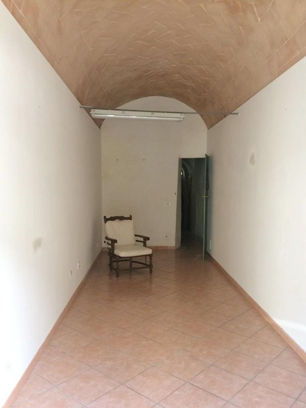locale di sgombero in vendita a Colle di Val d'Elsa