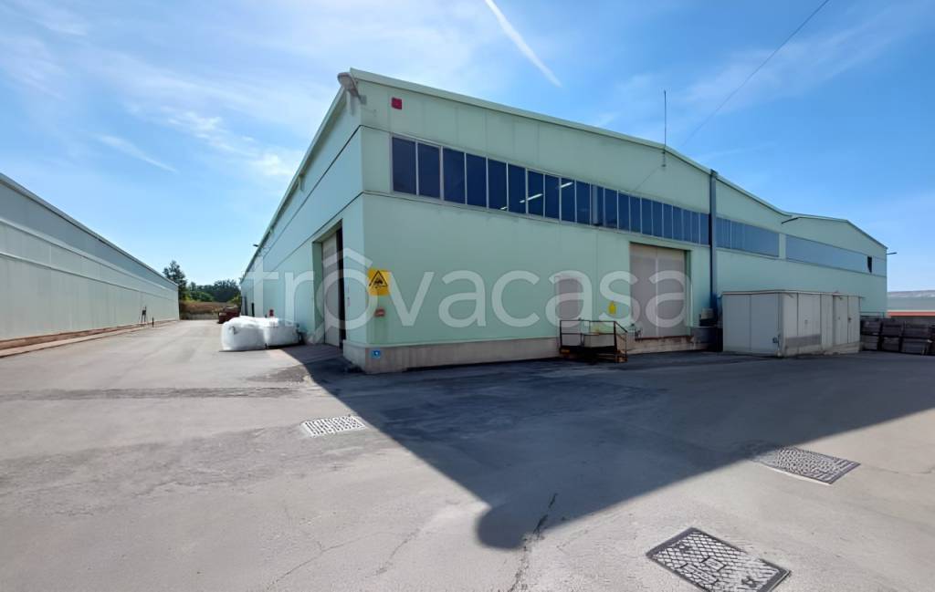 locale commerciale in vendita a Colle di Val d'Elsa