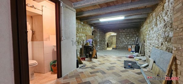 locale commerciale in vendita a Colle di Val d'Elsa