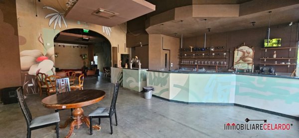 locale commerciale in vendita a Colle di Val d'Elsa